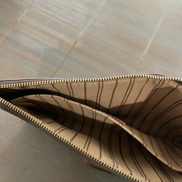 LV Pouchette - Picture 3 of 6